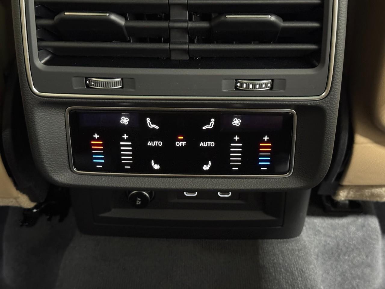 Audi Q7 Vehicle Full-screen Gallery Image 11