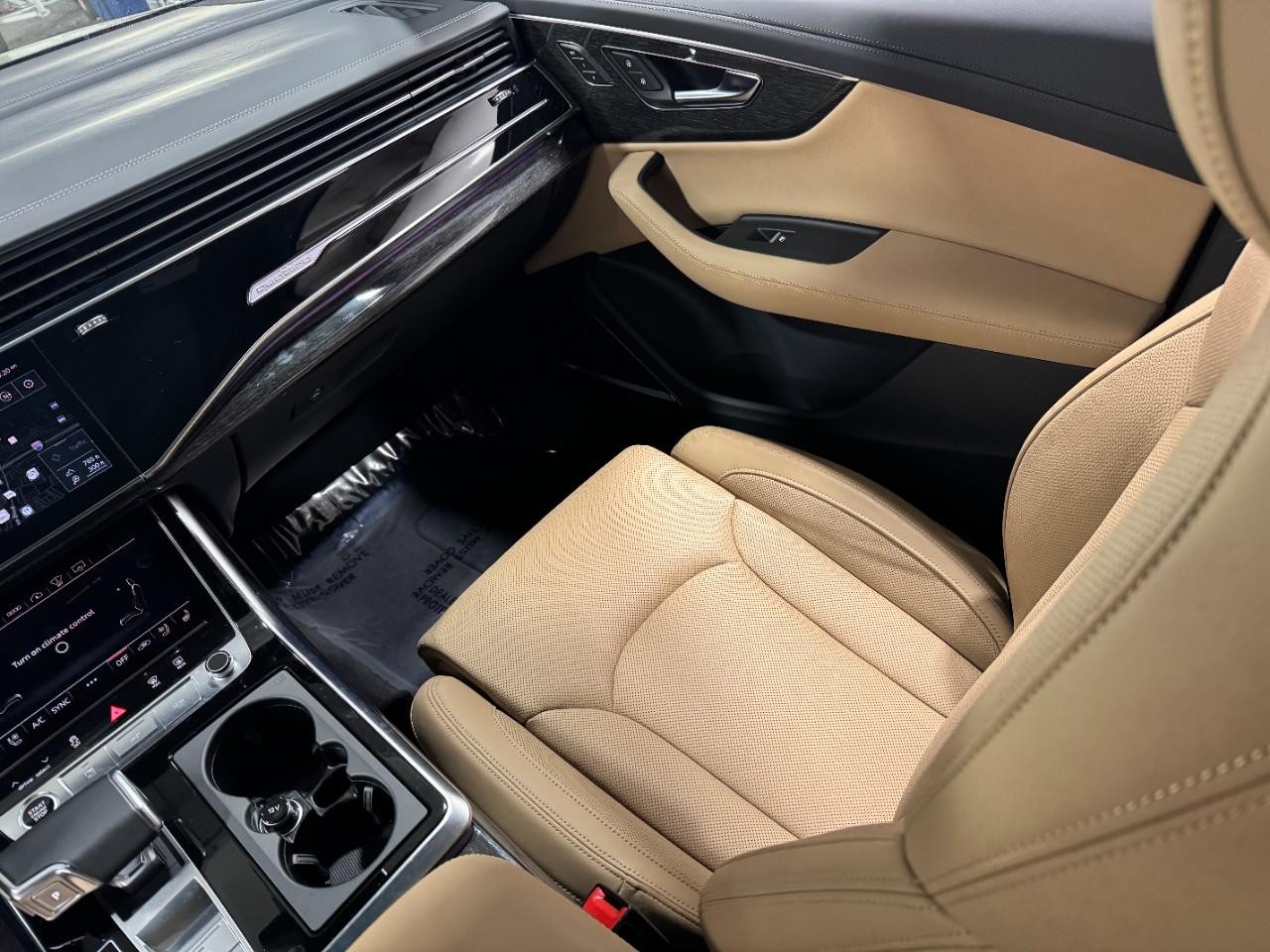 Audi Q7 Vehicle Full-screen Gallery Image 18