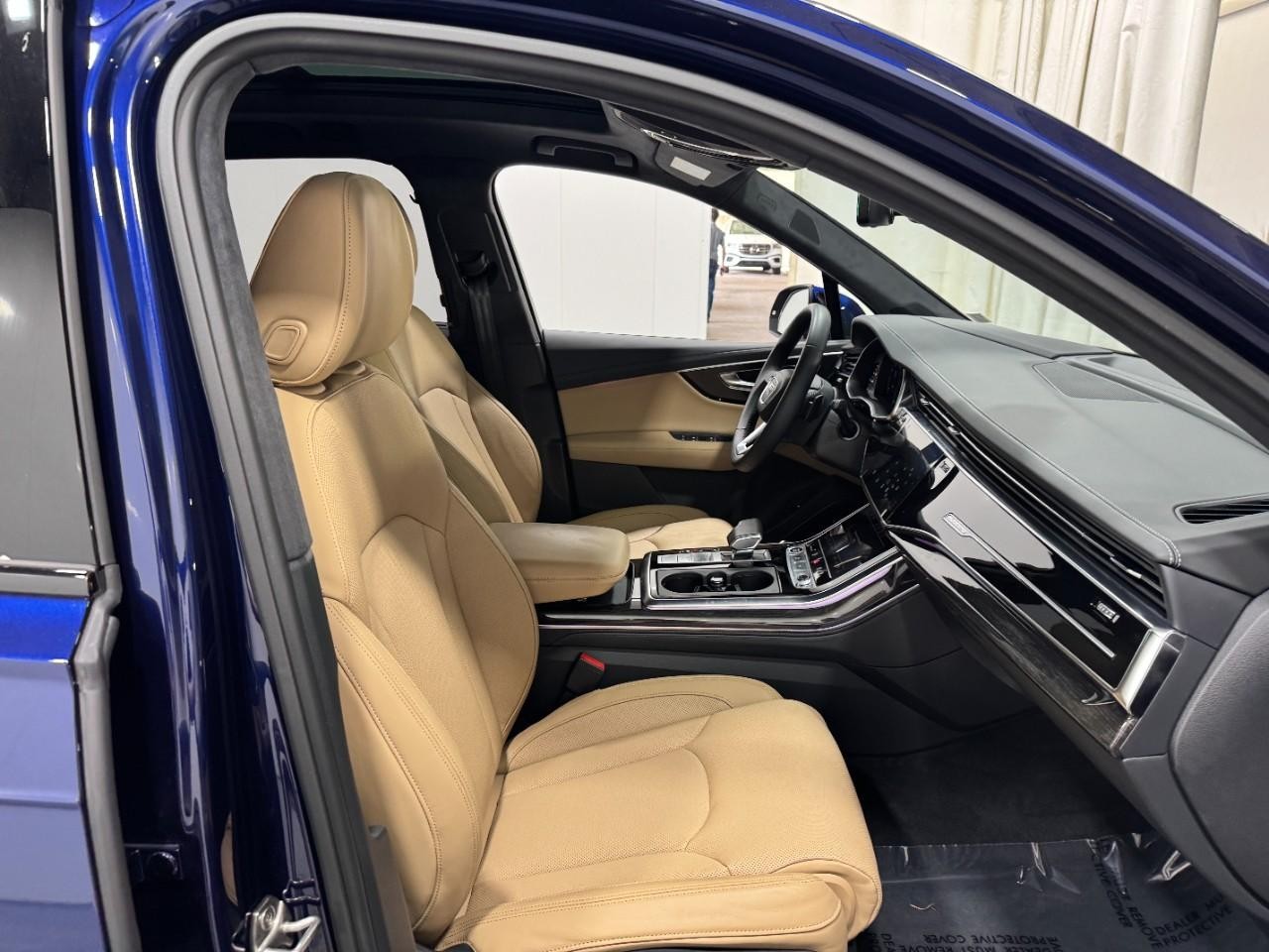 Audi Q7 Vehicle Full-screen Gallery Image 19