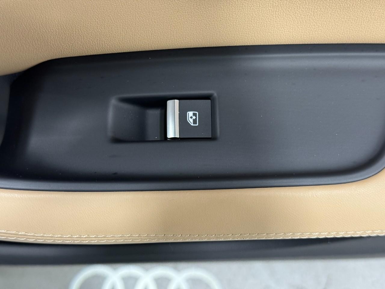 Audi Q7 Vehicle Full-screen Gallery Image 23