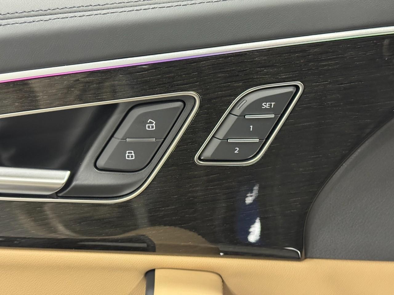 Audi Q7 Vehicle Full-screen Gallery Image 24