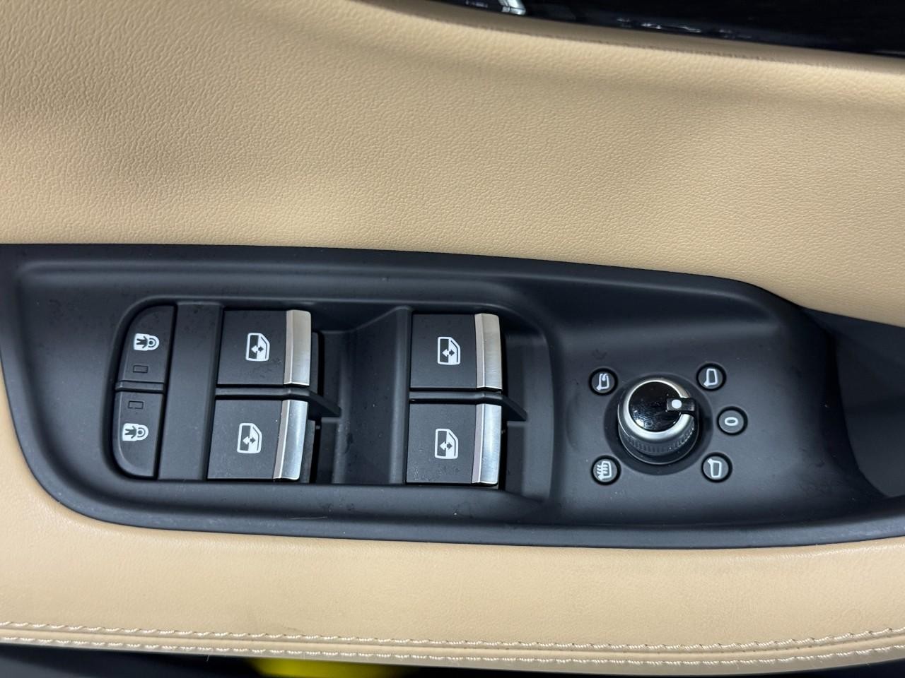 Audi Q7 Vehicle Full-screen Gallery Image 25