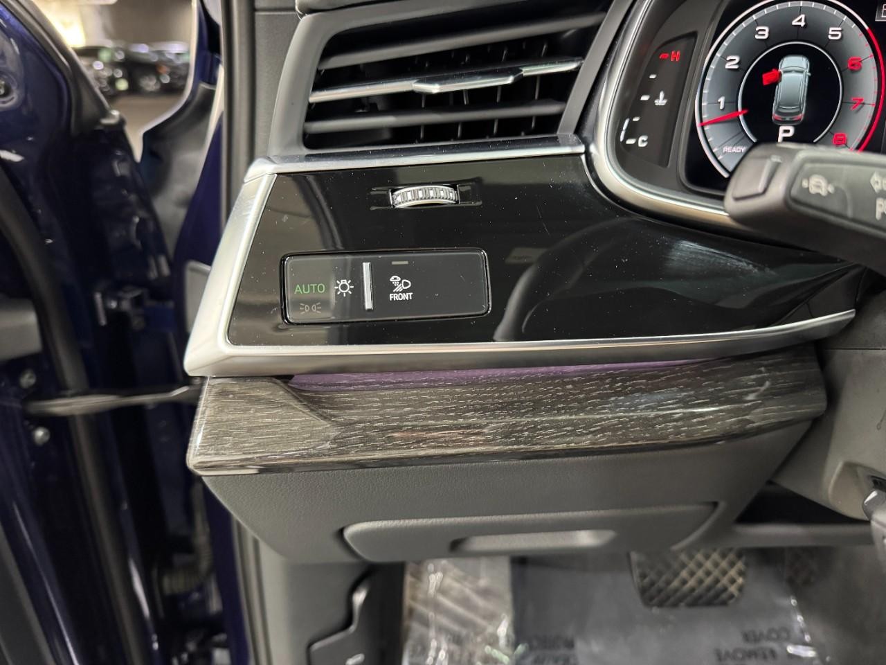 Audi Q7 Vehicle Full-screen Gallery Image 31