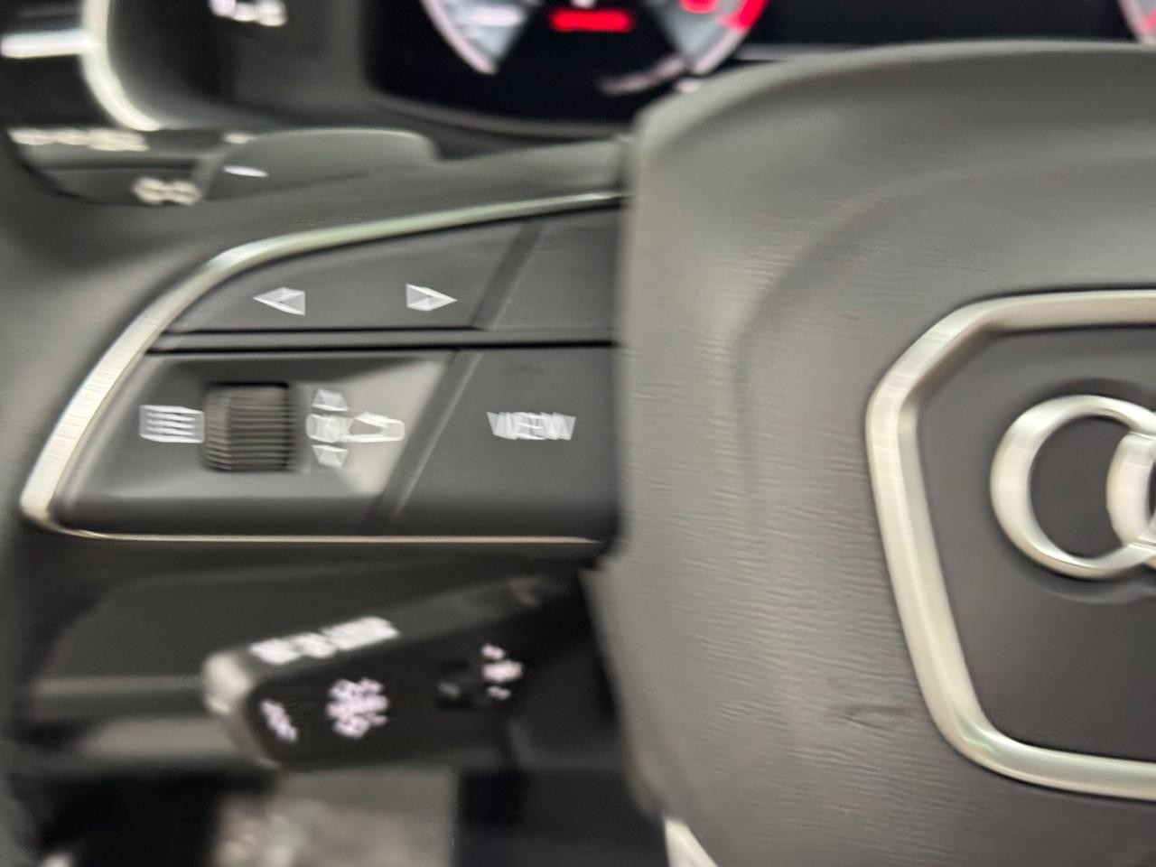 Audi Q7 Vehicle Full-screen Gallery Image 33