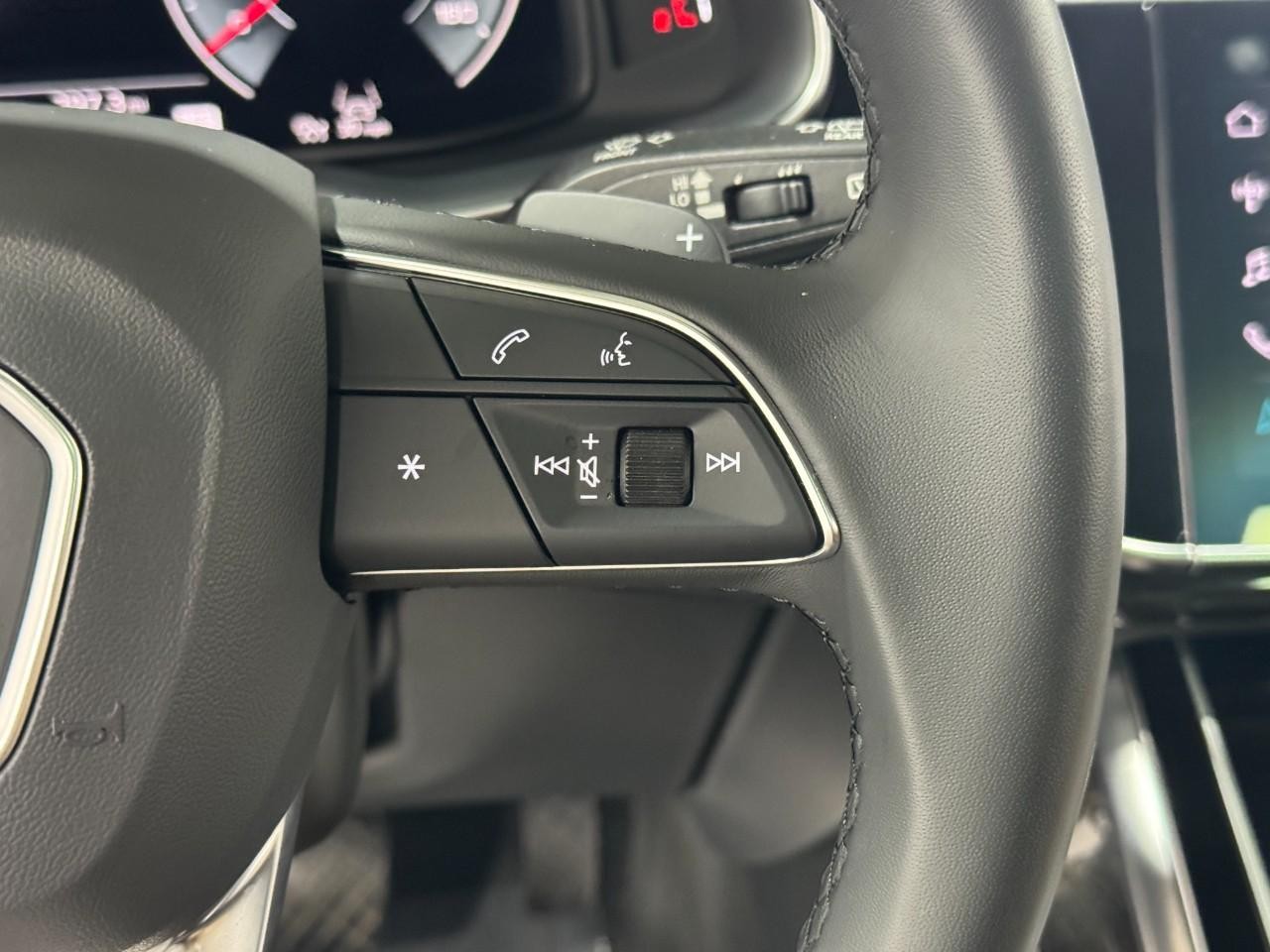 Audi Q7 Vehicle Full-screen Gallery Image 34