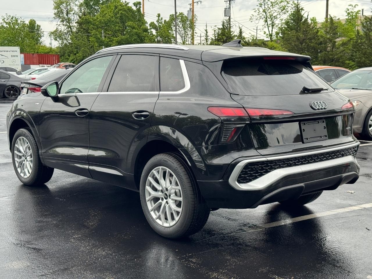 Audi Q3 Vehicle Full-screen Gallery Image 3