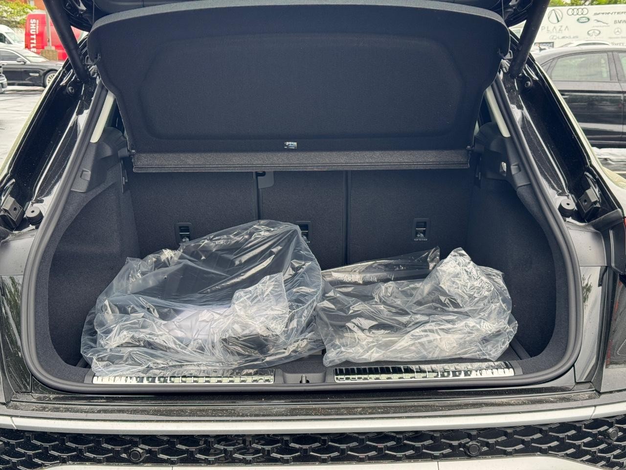 Audi Q3 Vehicle Full-screen Gallery Image 4