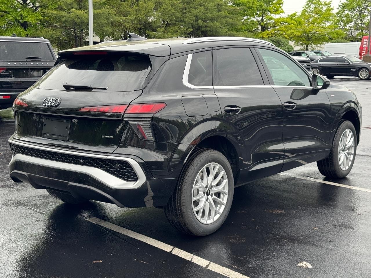 Audi Q3 Vehicle Full-screen Gallery Image 6