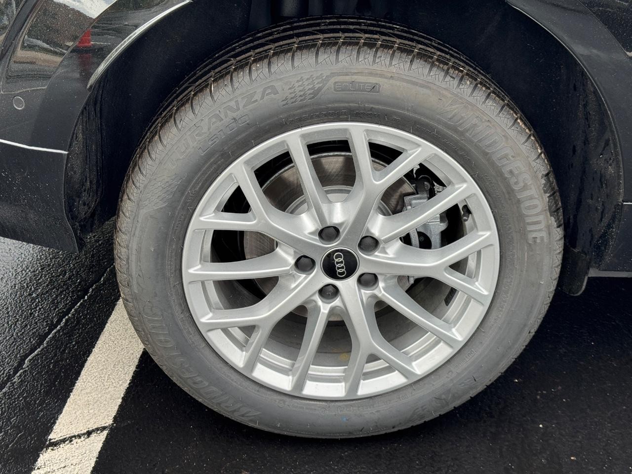 Audi Q3 Vehicle Full-screen Gallery Image 7