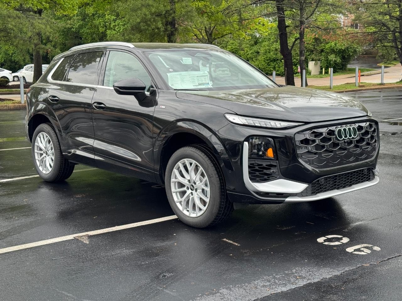 Audi Q3 Vehicle Full-screen Gallery Image 9
