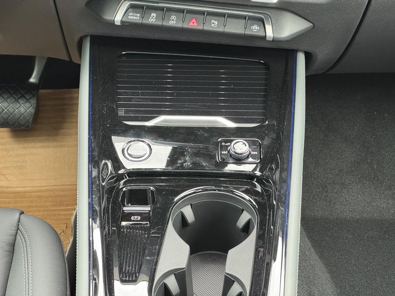 Audi Q3 Vehicle Full-screen Gallery Image 18