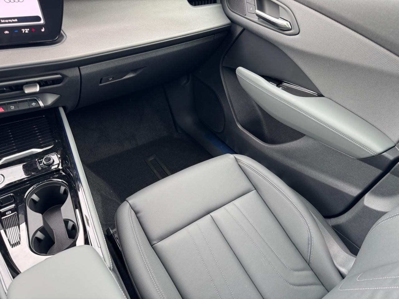 Audi Q3 Vehicle Full-screen Gallery Image 19