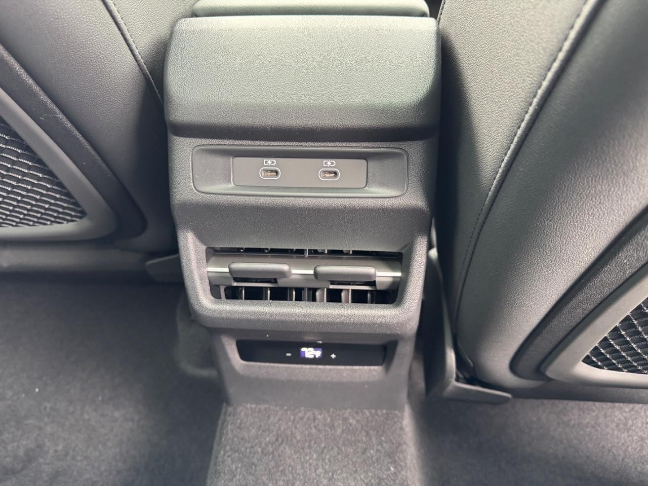 Audi Q3 Vehicle Full-screen Gallery Image 20