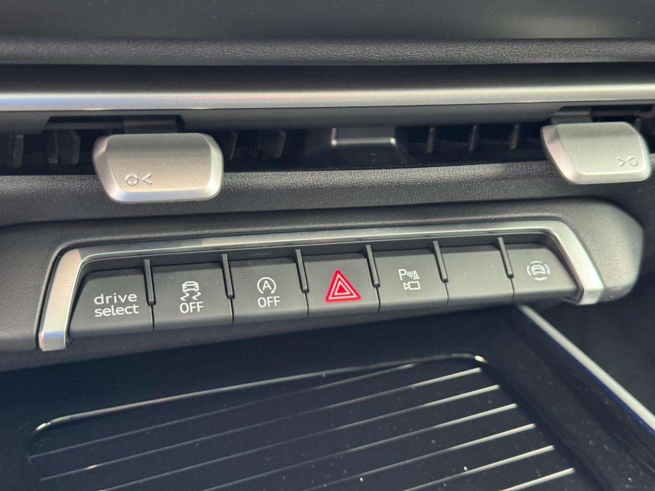 Audi Q3 Vehicle Full-screen Gallery Image 28