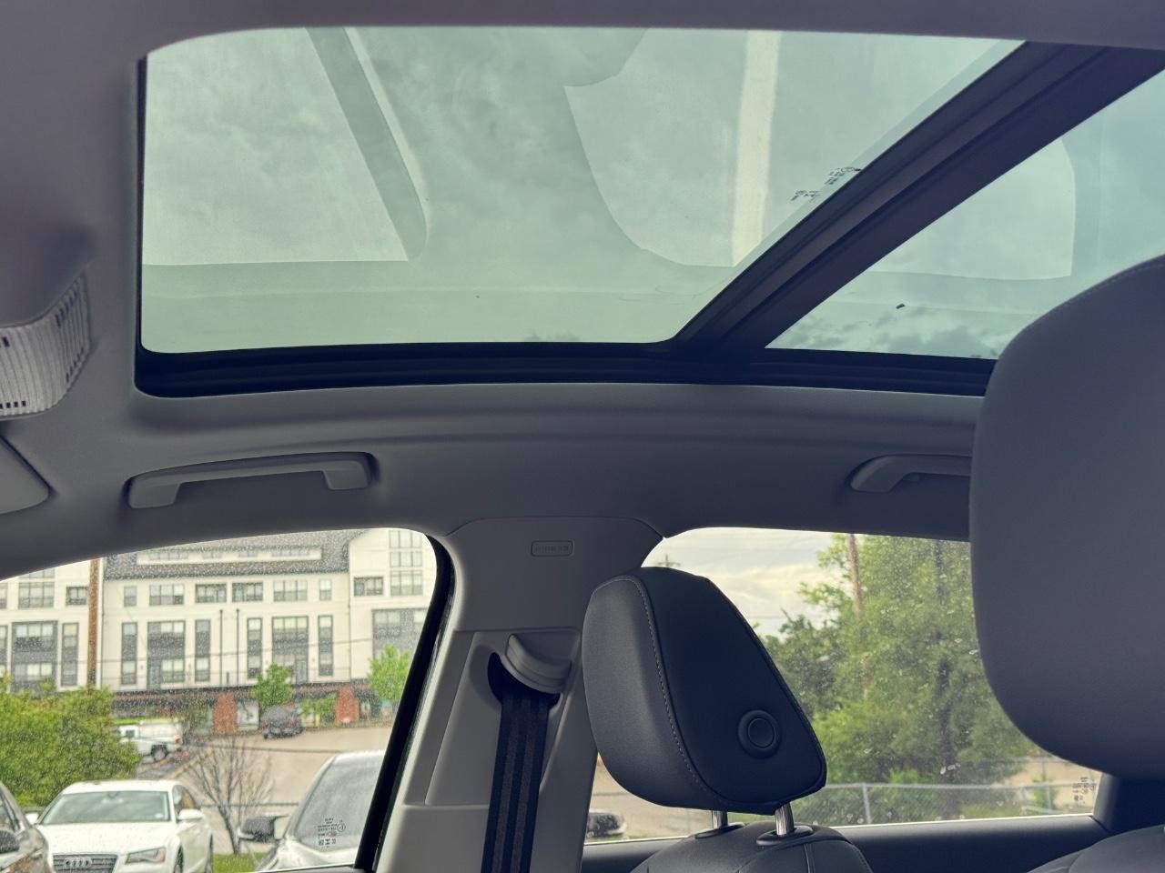 Audi Q3 Vehicle Full-screen Gallery Image 32