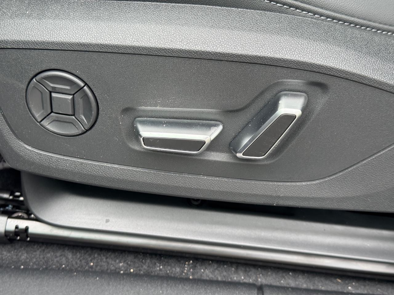 Audi Q3 Vehicle Full-screen Gallery Image 33