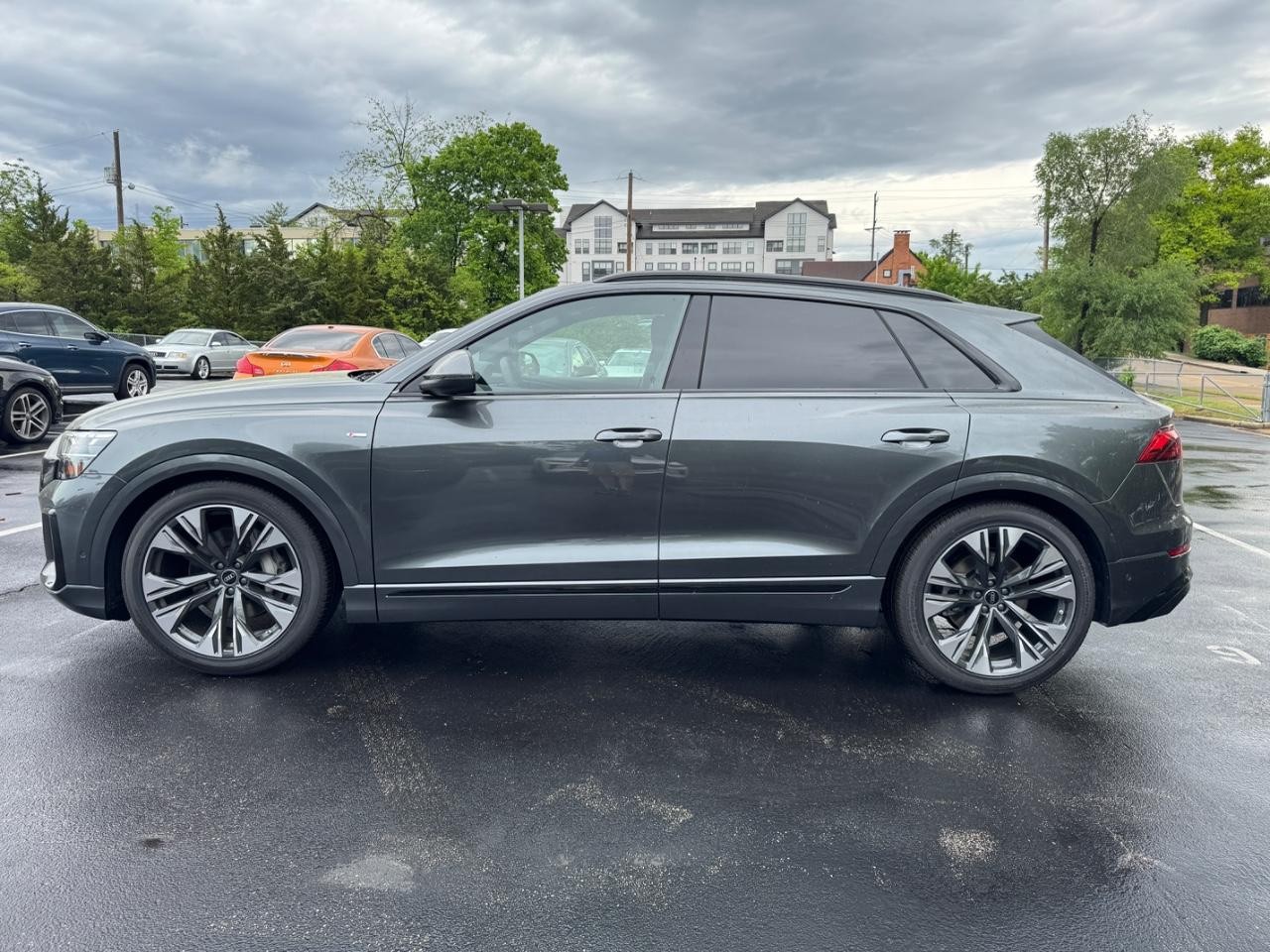 Audi Q8 Vehicle Full-screen Gallery Image 2