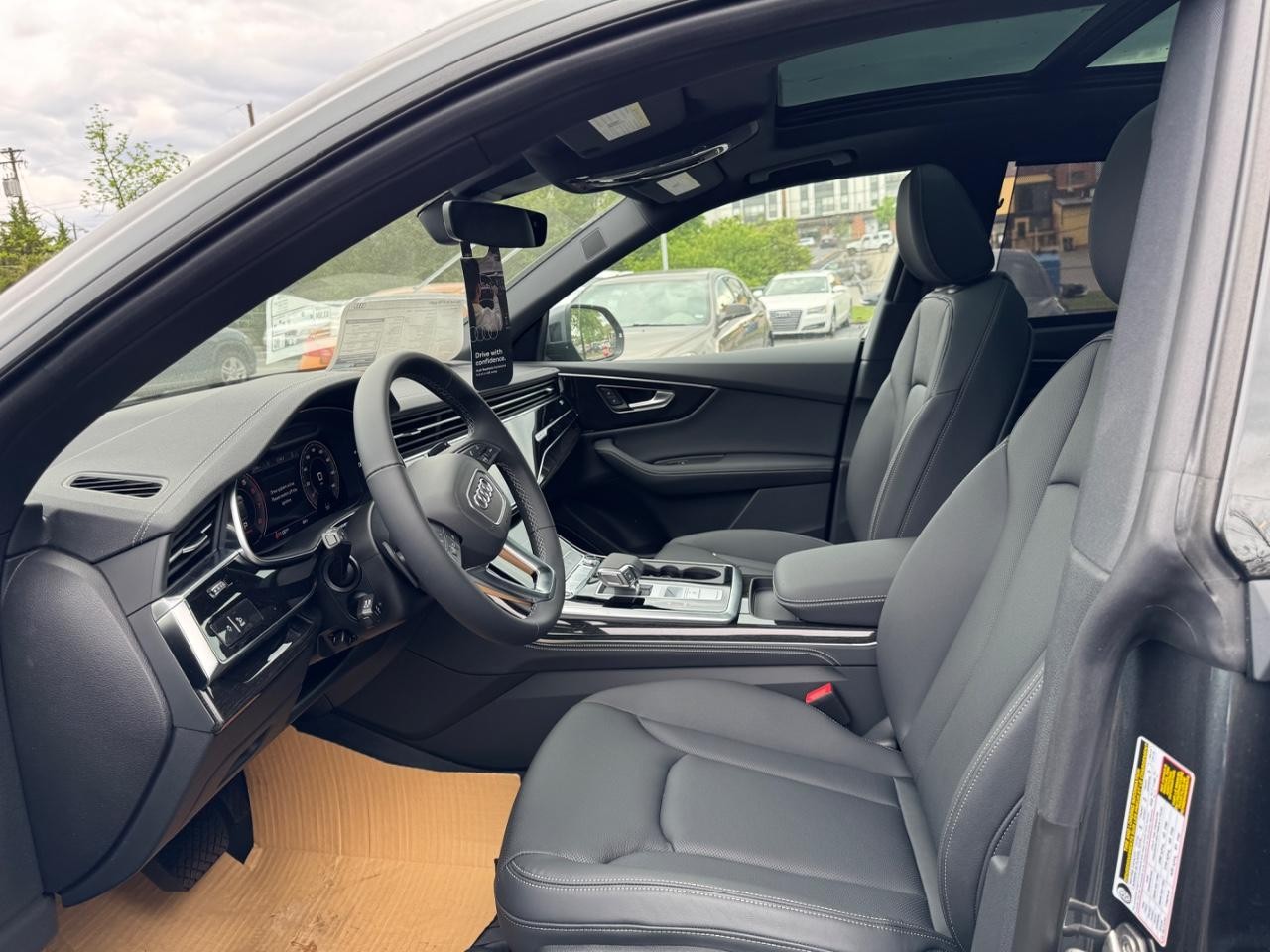 Audi Q8 Vehicle Full-screen Gallery Image 11