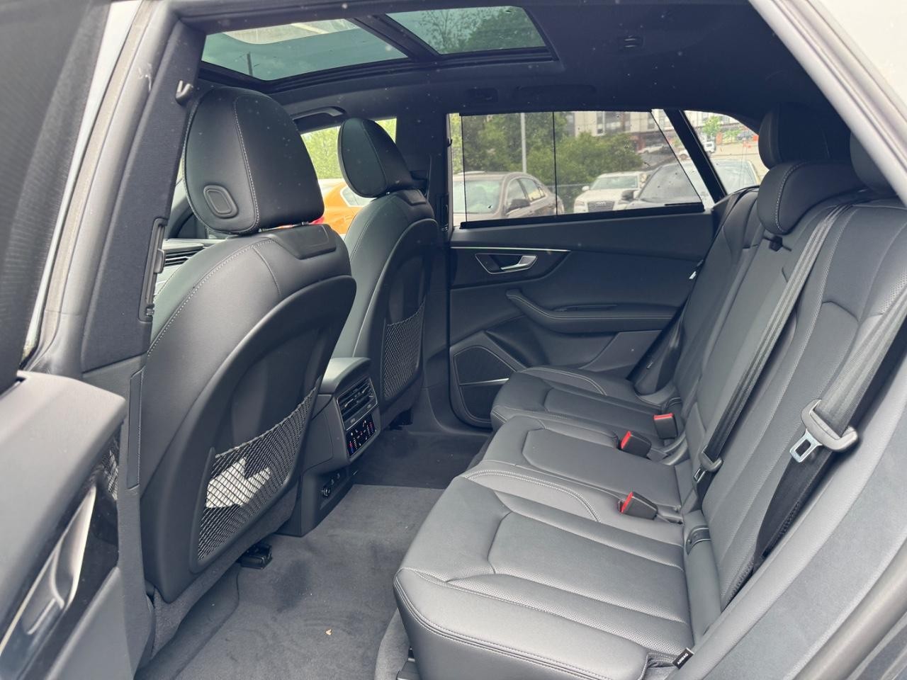 Audi Q8 Vehicle Full-screen Gallery Image 12