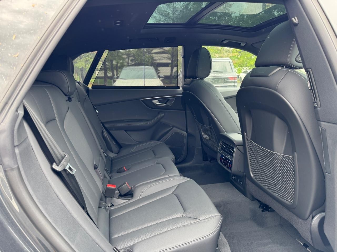 Audi Q8 Vehicle Full-screen Gallery Image 14