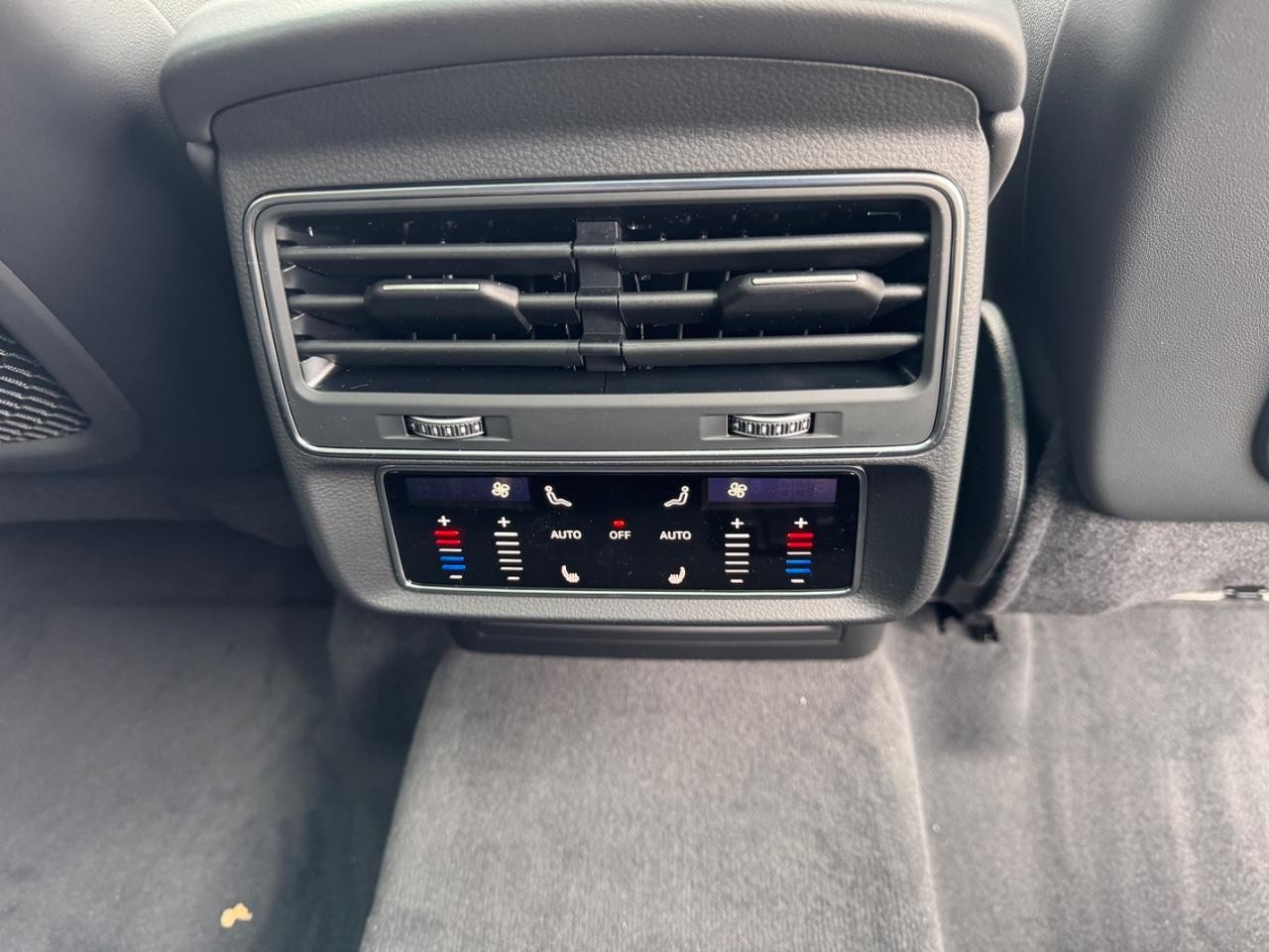 Audi Q8 Vehicle Full-screen Gallery Image 20