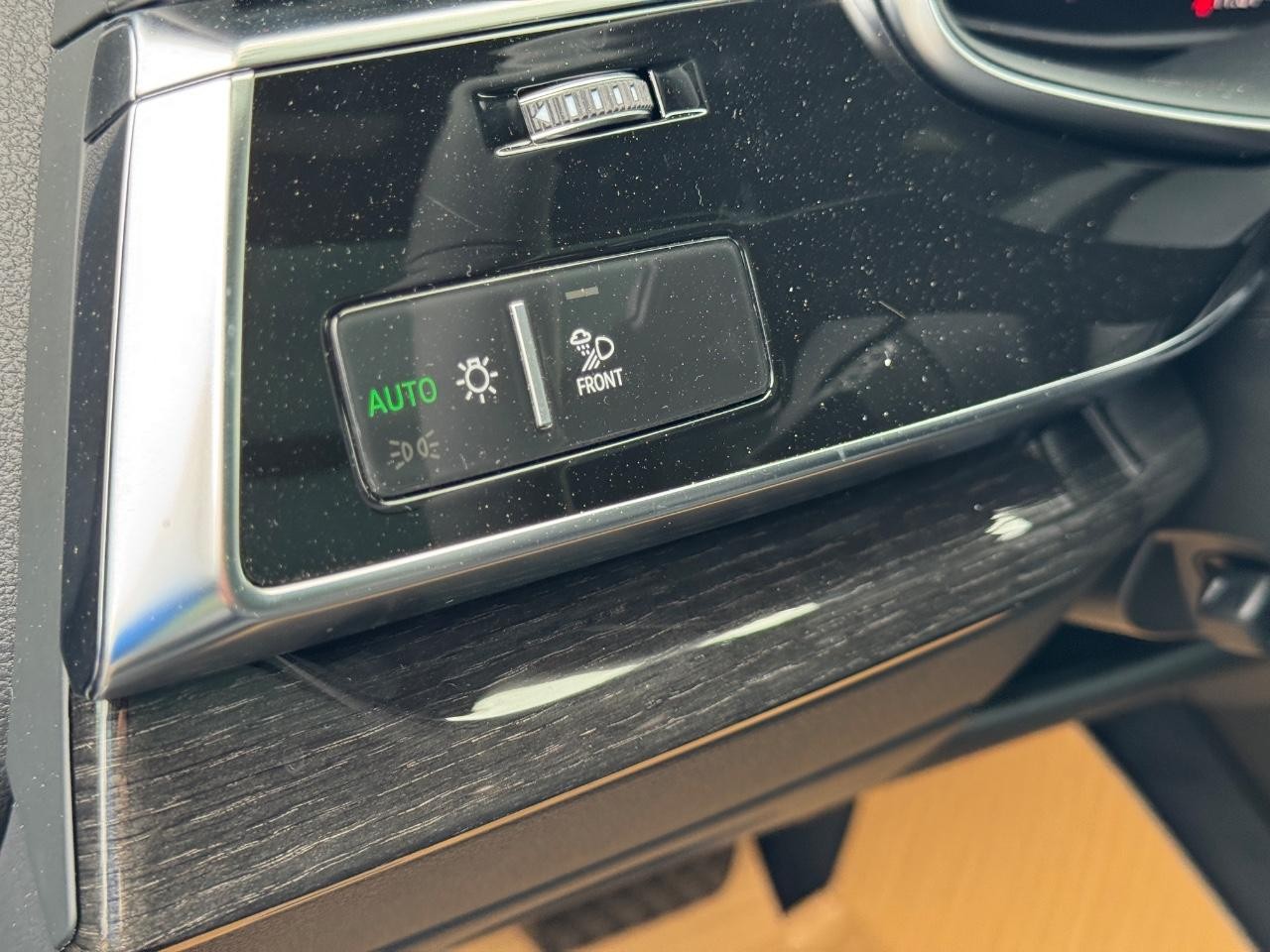 Audi Q8 Vehicle Full-screen Gallery Image 21