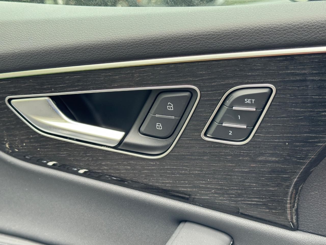 Audi Q8 Vehicle Full-screen Gallery Image 28