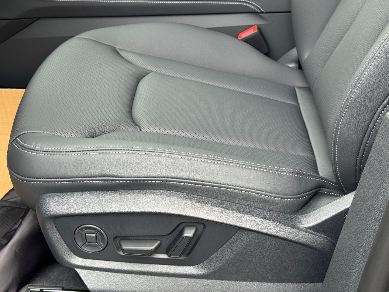 Audi Q8 Vehicle Full-screen Gallery Image 32