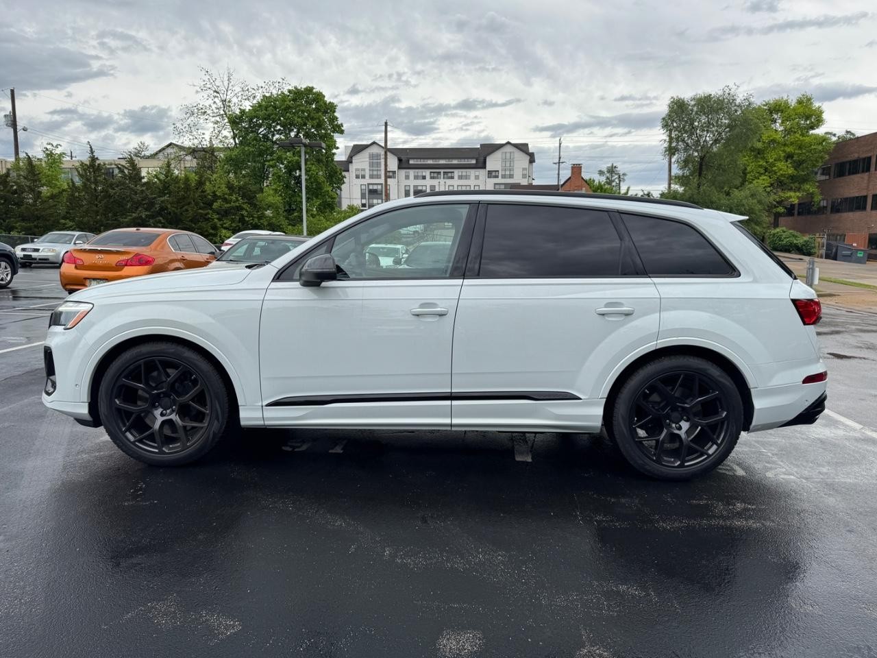 Audi SQ7 Vehicle Full-screen Gallery Image 2