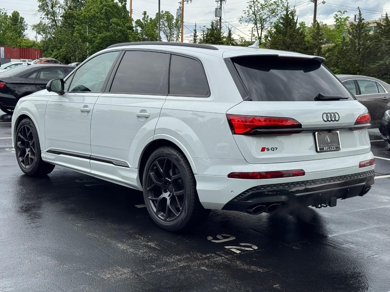 Audi SQ7 Vehicle Full-screen Gallery Image 3