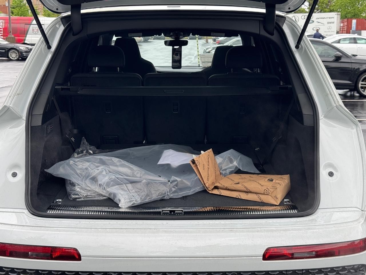 Audi SQ7 Vehicle Full-screen Gallery Image 4