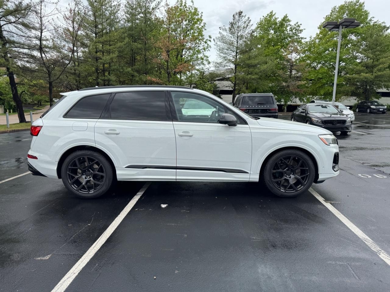 Audi SQ7 Vehicle Full-screen Gallery Image 8