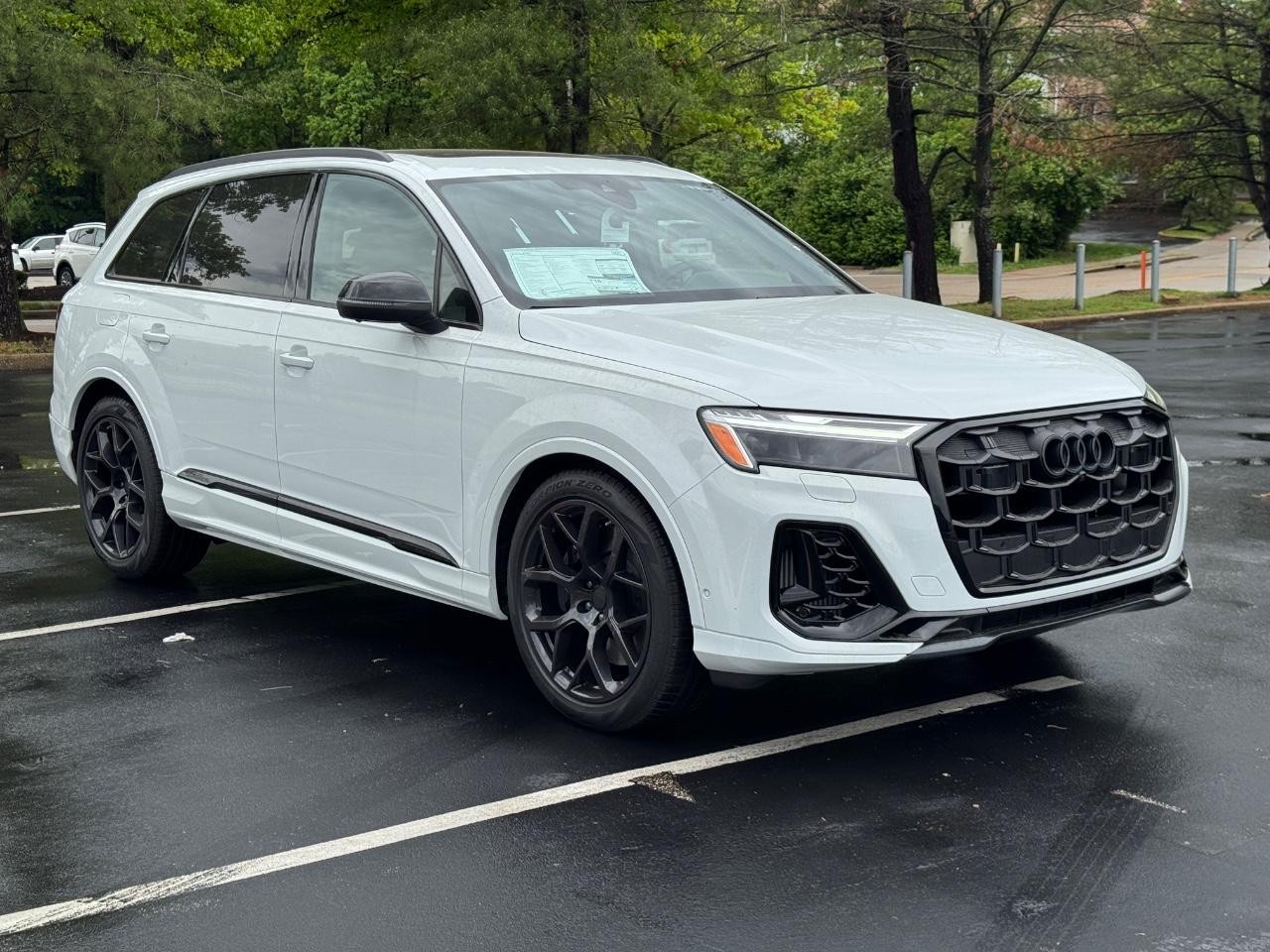 Audi SQ7 Vehicle Full-screen Gallery Image 9