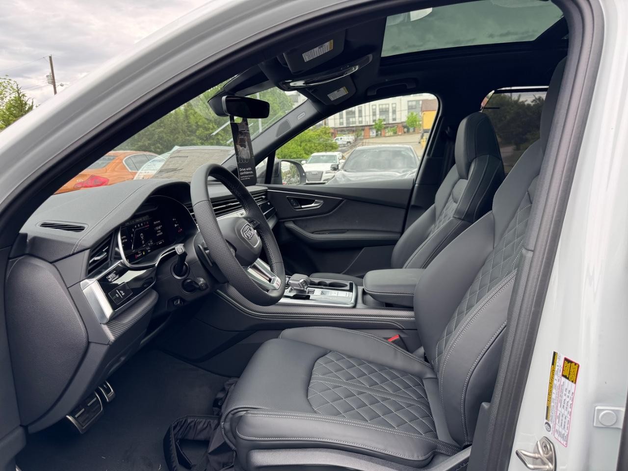 Audi SQ7 Vehicle Full-screen Gallery Image 11