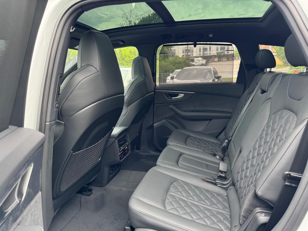 Audi SQ7 Vehicle Full-screen Gallery Image 12