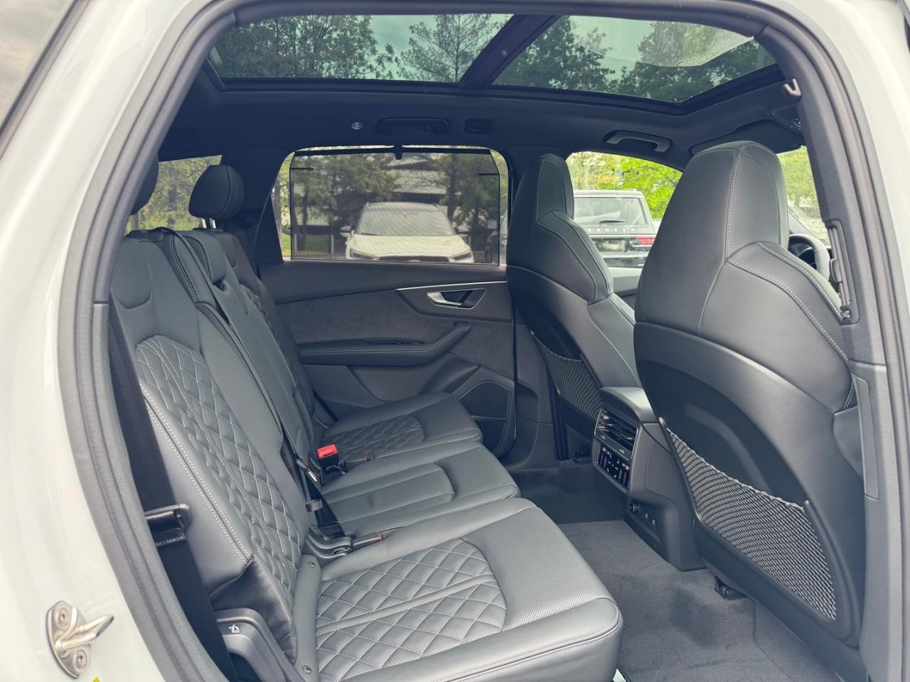 Audi SQ7 Vehicle Full-screen Gallery Image 14