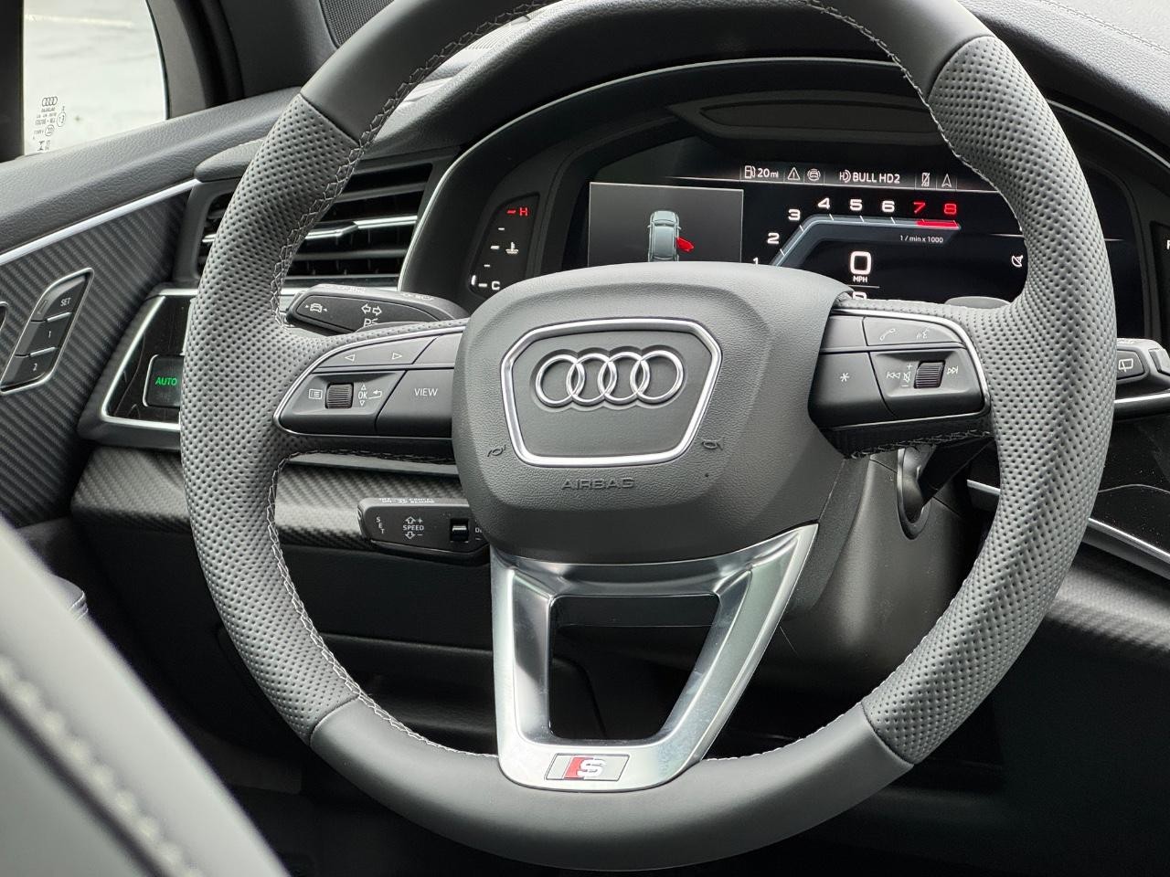 Audi SQ7 Vehicle Full-screen Gallery Image 16