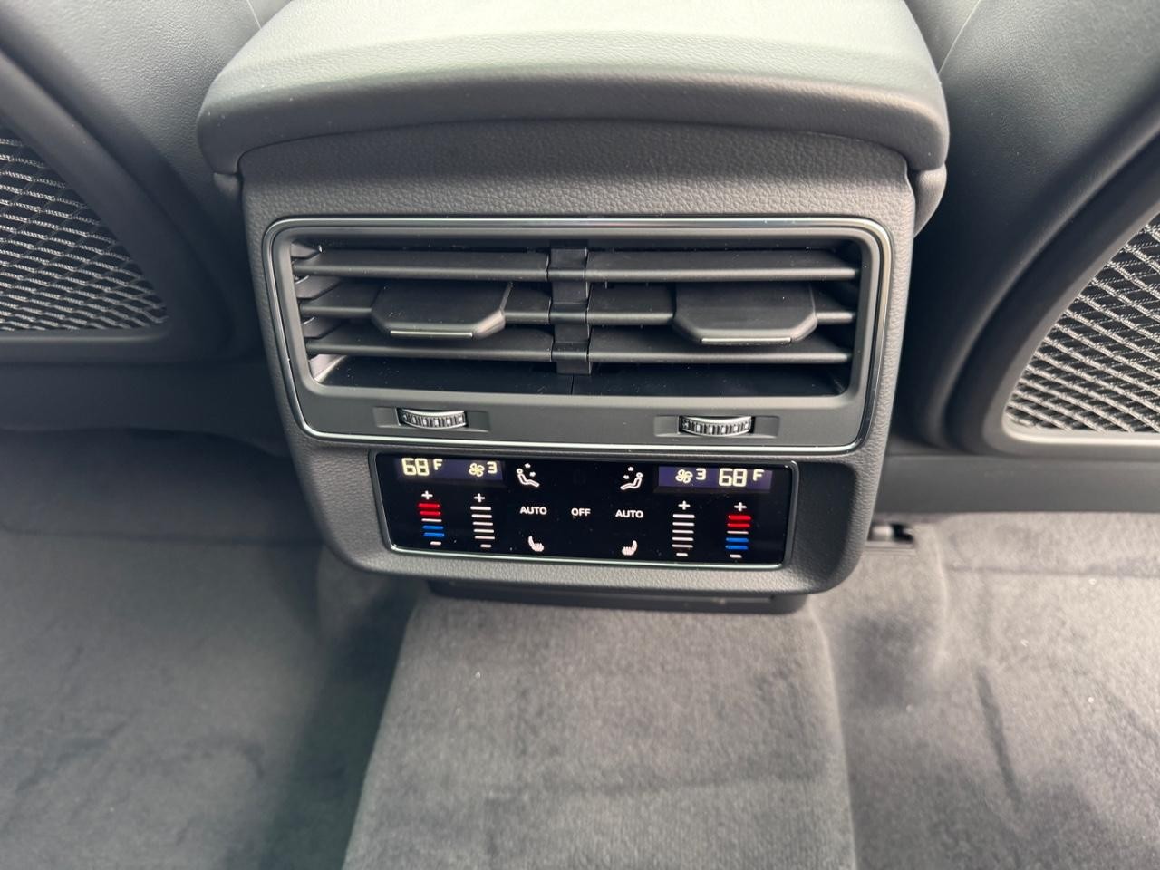 Audi SQ7 Vehicle Full-screen Gallery Image 20