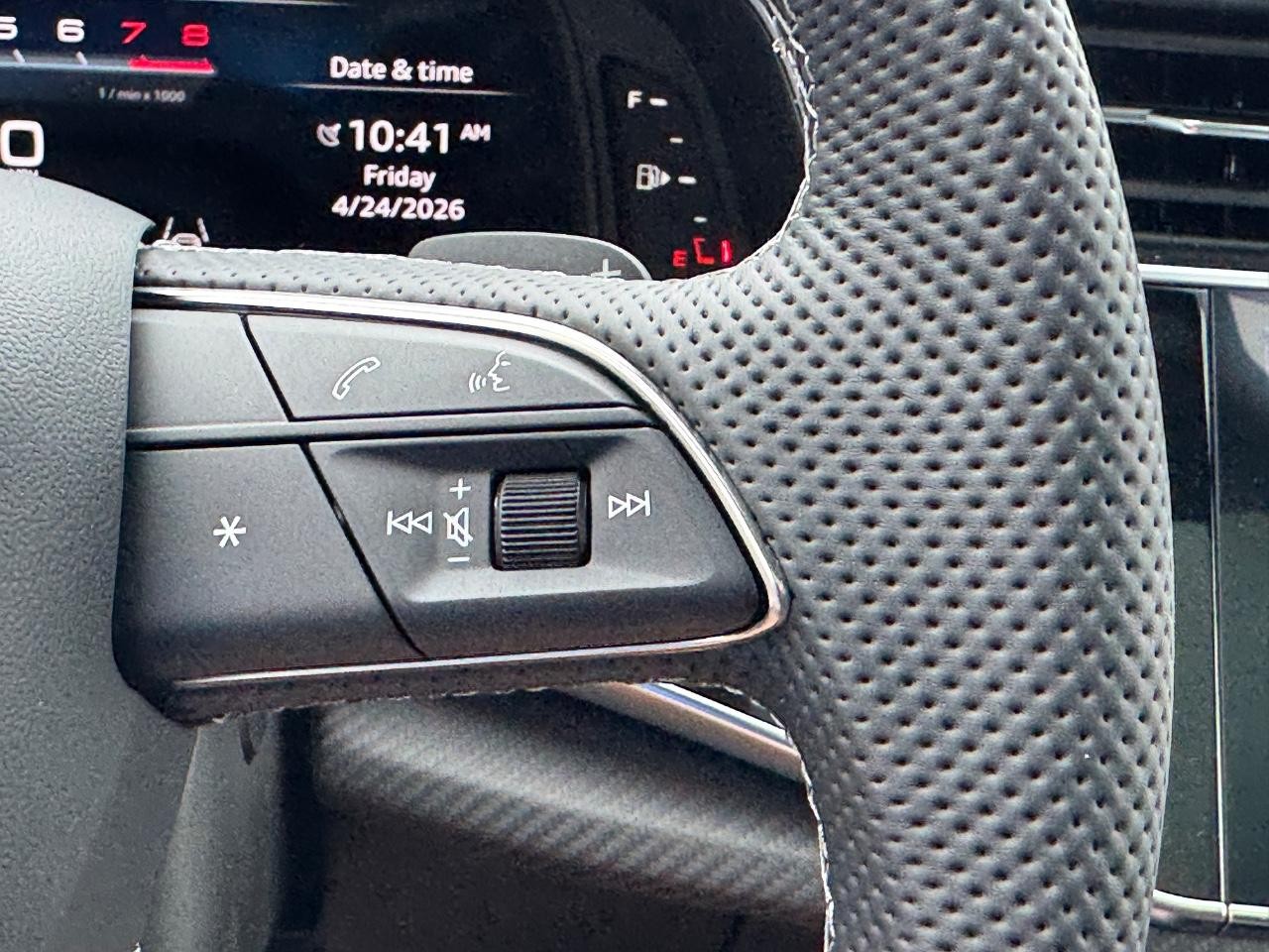 Audi SQ7 Vehicle Full-screen Gallery Image 23