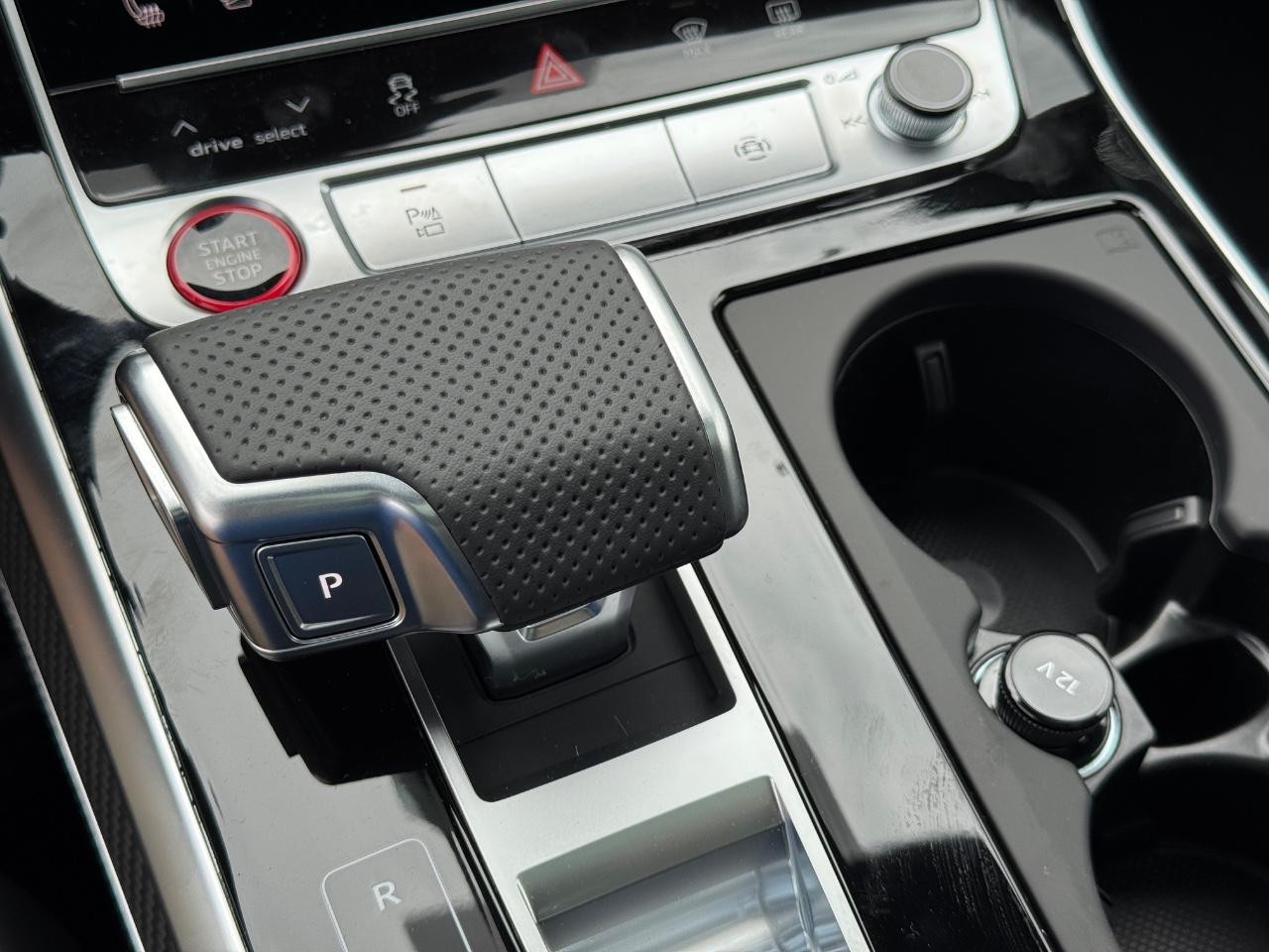 Audi SQ7 Vehicle Full-screen Gallery Image 28