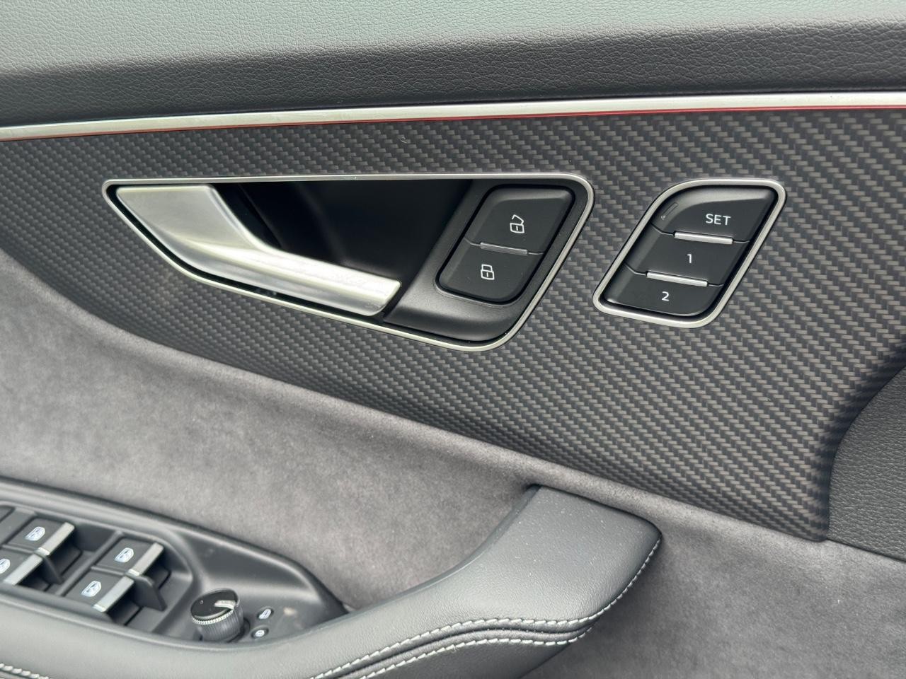 Audi SQ7 Vehicle Full-screen Gallery Image 29