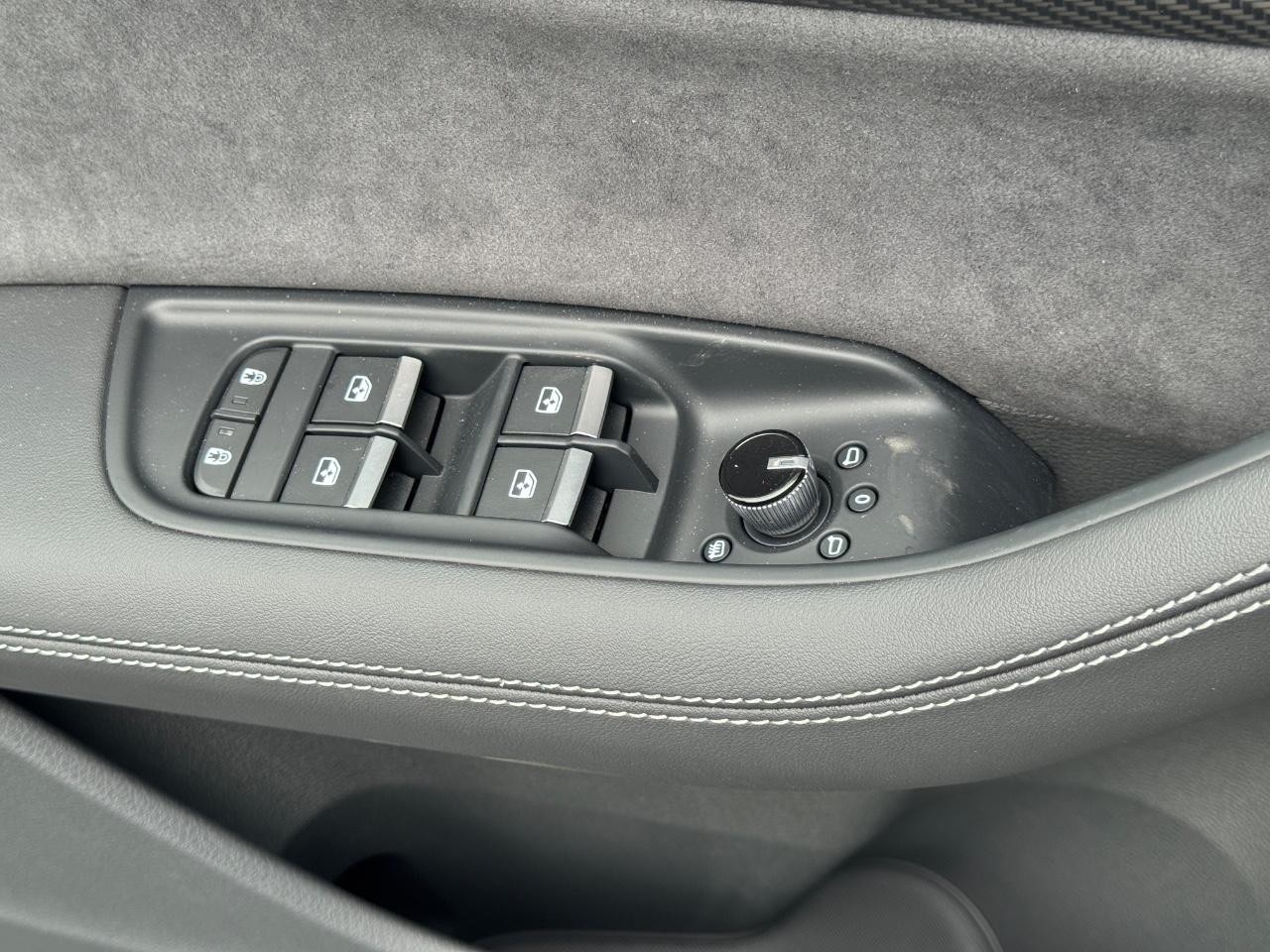 Audi SQ7 Vehicle Full-screen Gallery Image 30