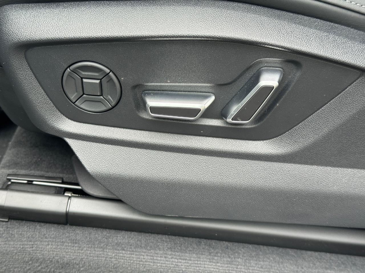 Audi SQ7 Vehicle Full-screen Gallery Image 32