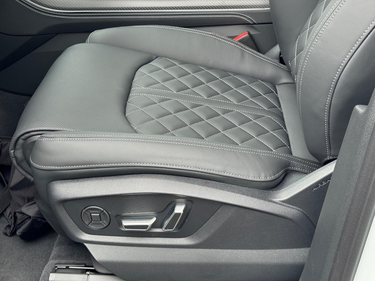 Audi SQ7 Vehicle Full-screen Gallery Image 33