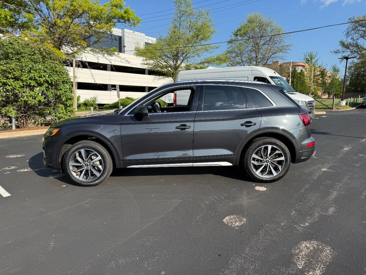 Audi Q5 Vehicle Full-screen Gallery Image 2
