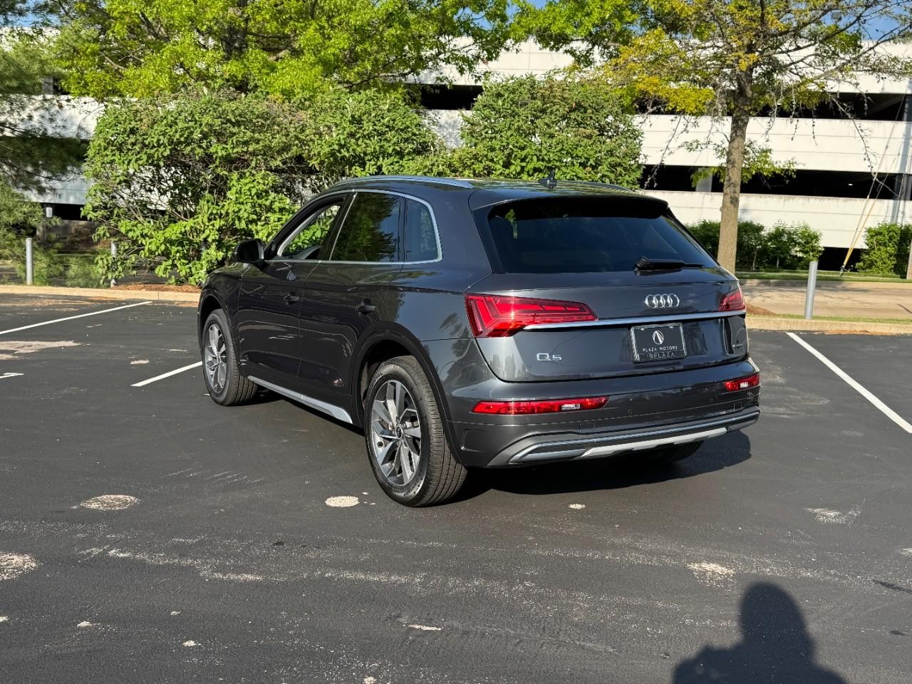 Audi Q5 Vehicle Full-screen Gallery Image 3