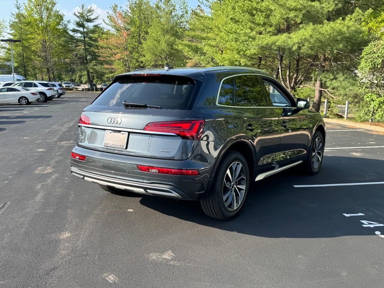 Audi Q5 Vehicle Full-screen Gallery Image 4