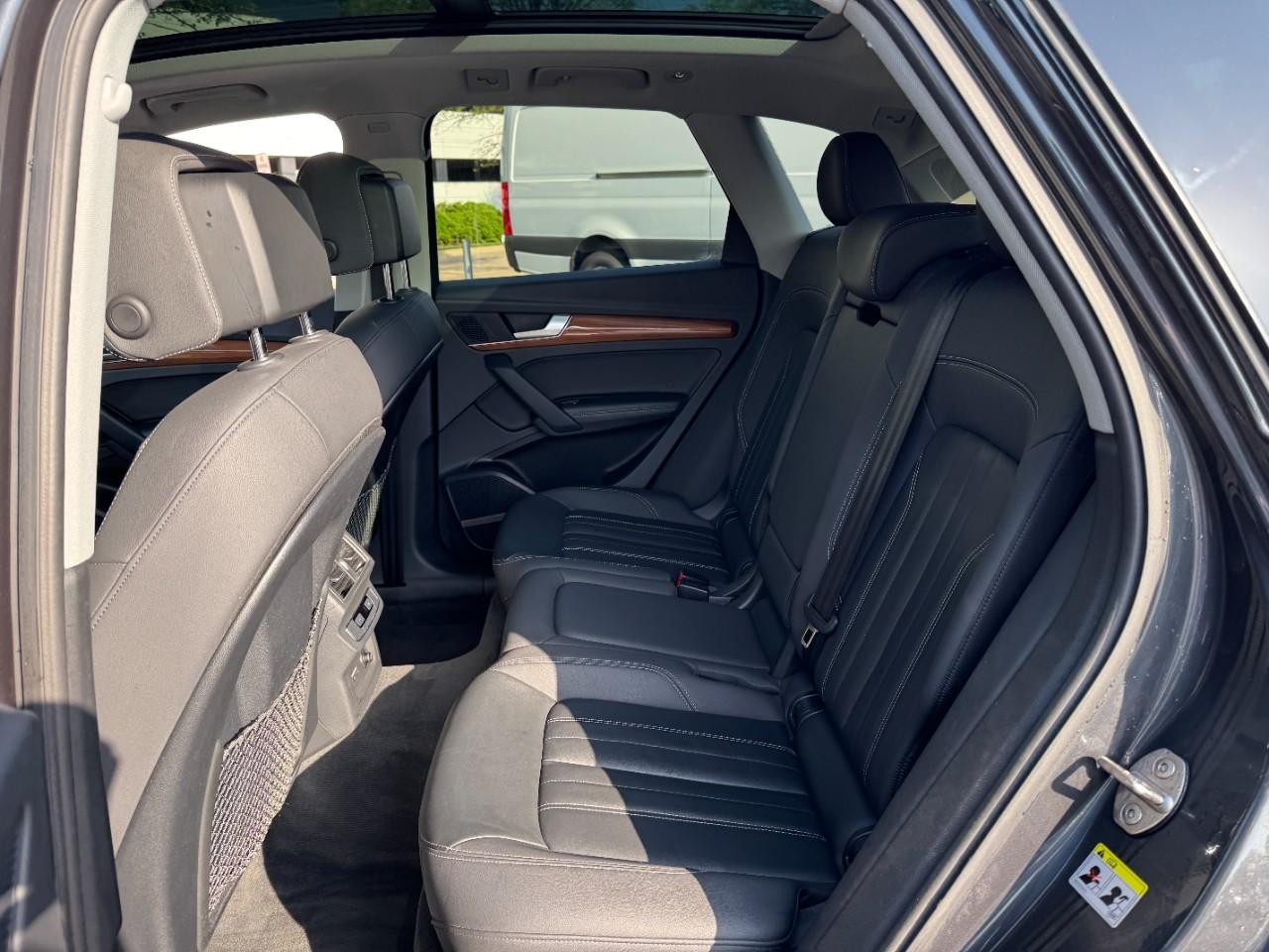Audi Q5 Vehicle Full-screen Gallery Image 8