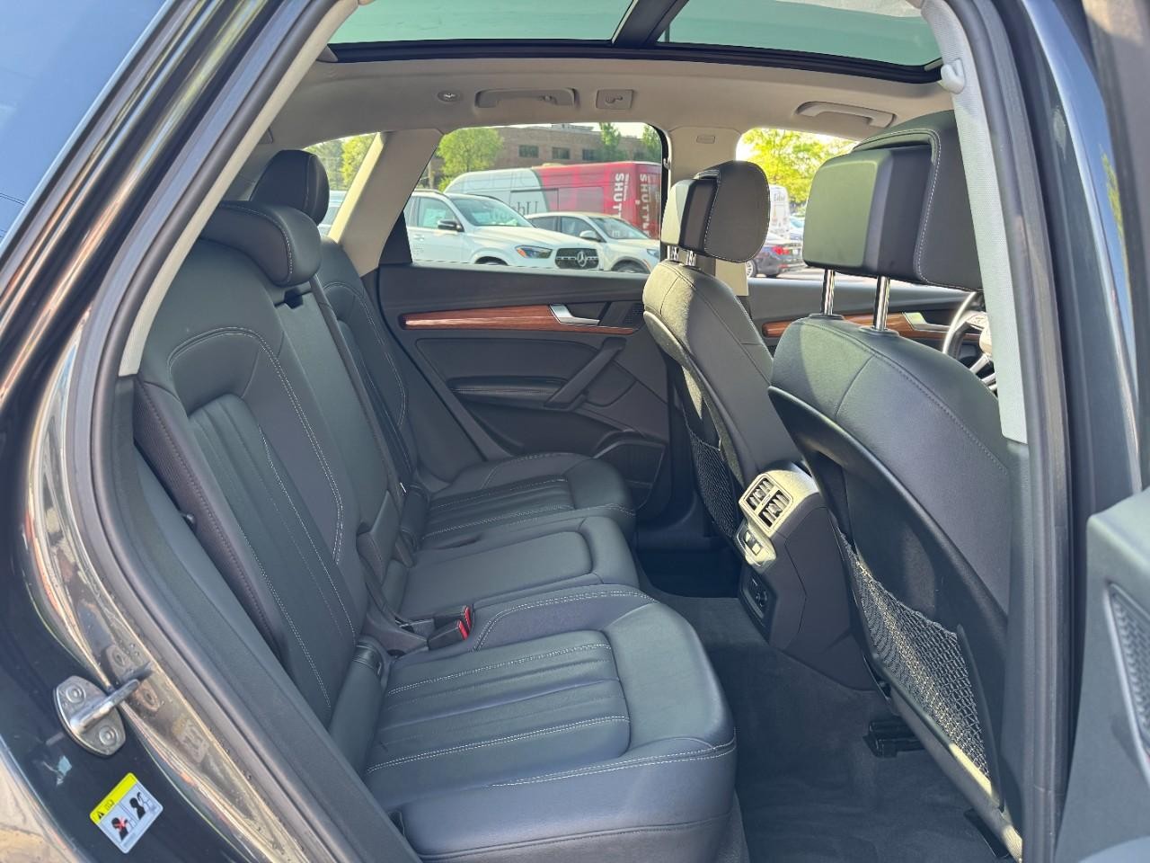 Audi Q5 Vehicle Full-screen Gallery Image 10
