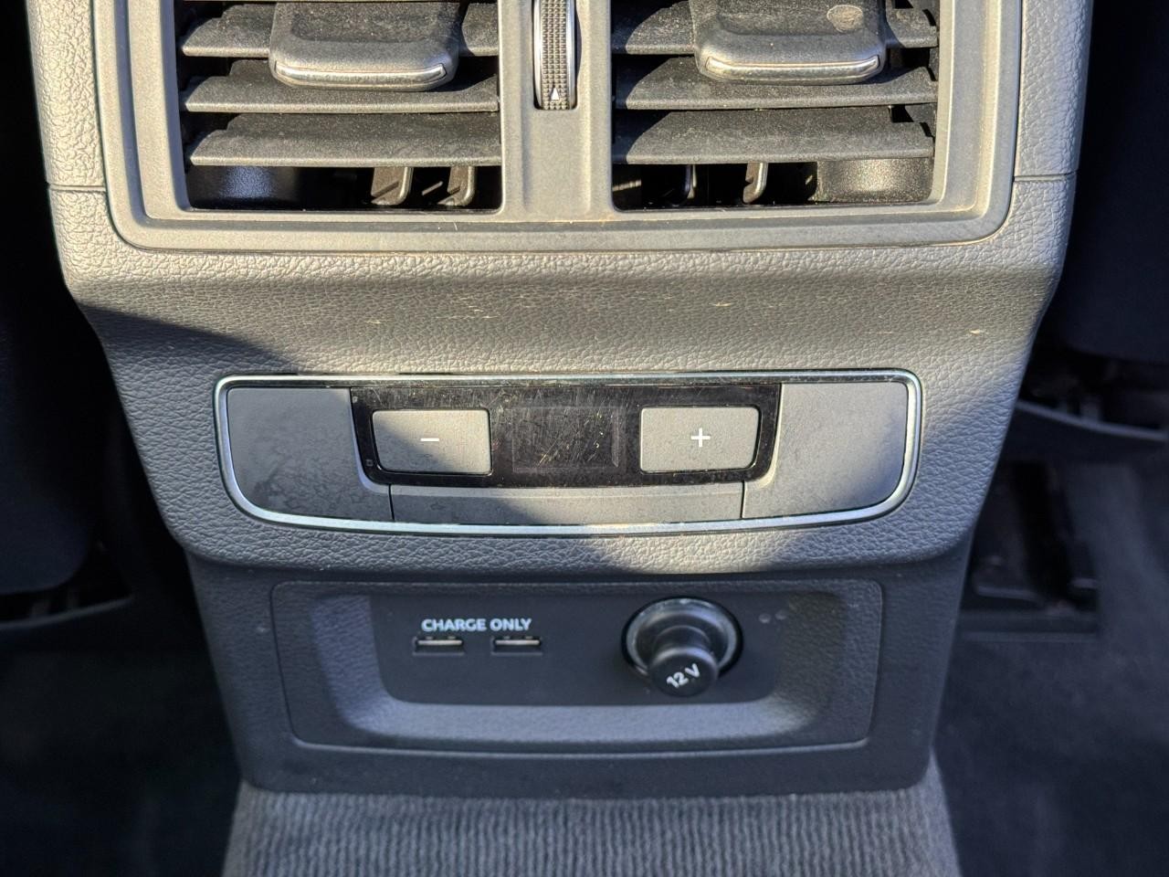 Audi Q5 Vehicle Full-screen Gallery Image 11